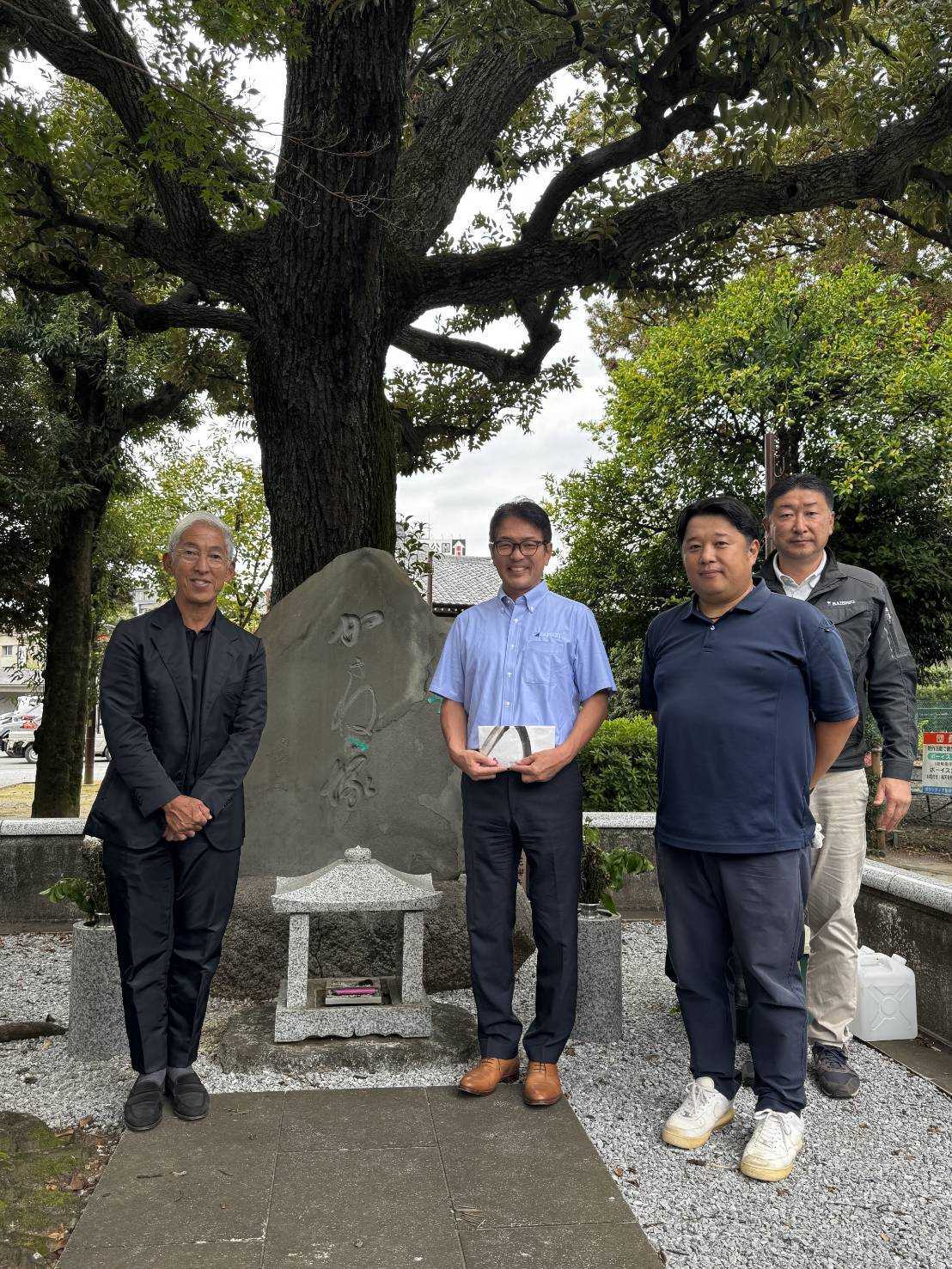 祐天寺かさね塚の前で